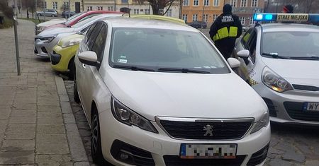 Zostawił syna w aucie z włączonym silnikiem. Interweniowały służby