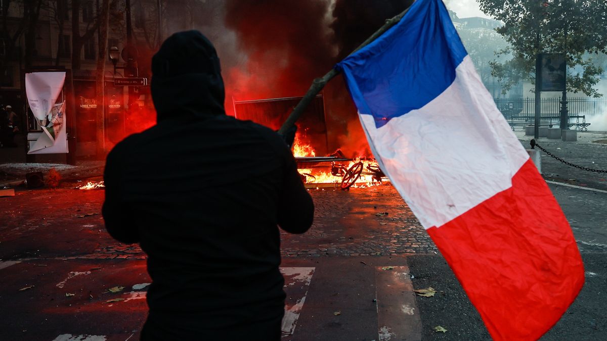 A protester carrying a French flag faces police at Place de la Madeleine during a demonstration against rising living costs and cuts to public services in Paris, France, 17 October 2026. The nationwide mobilization brought together Yellow Vest (Gilets Jaunes) activists, high school and university students, trade unions and other groups protesting rising living costs, fuel prices and deteriorating public services, while demanding improvements in education and school conditions. EPA/MOHAMMED BADRA Dostawca: PAP/EPA.