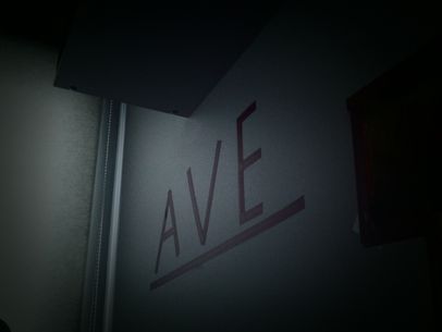 Napis wyklejony brązową taśmą izolacyjną na ścianie nad moim łóżkiem, żeby dziewczyny pamiętały.