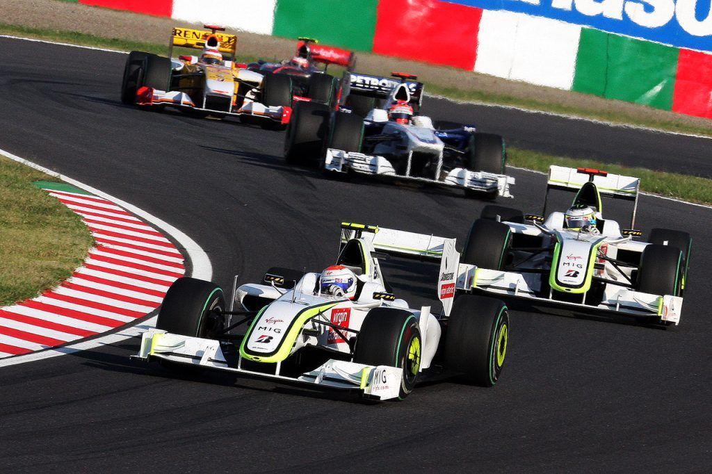 Rubens Barrichello przed Jensonem Buttonem cztery okrążenia przed metą Grand Prix Japonii fot. Morio/CC BY-SA 3.0