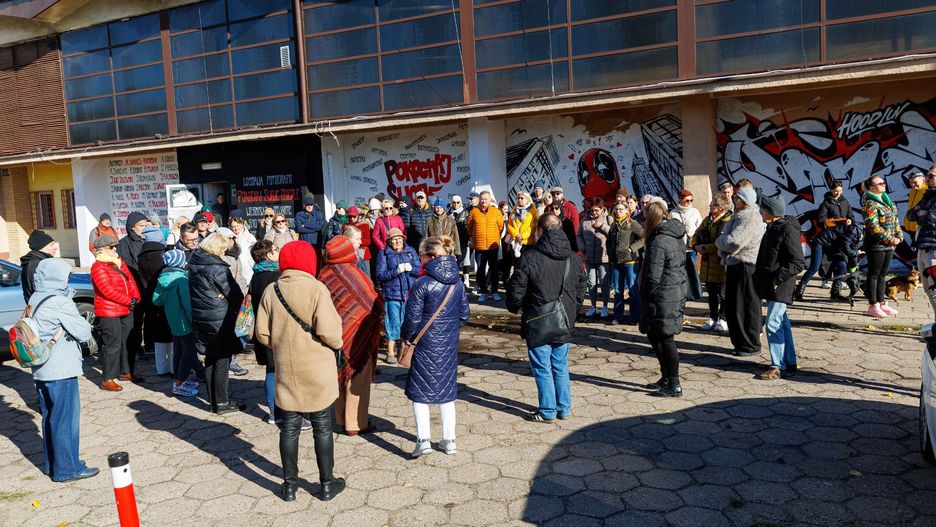 Spacer &#34;Dookoła Hali Mięsnej&#34; pozwolił uczestnikom zgłębić historię samej hali oraz jej najbliższego otoczenia.