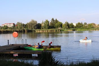 Relaks i rekreacja. Nad zalewem w Łęczycy rusza sezon na kajaki i rowerki wodne