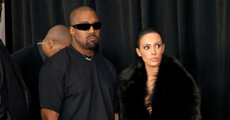 Siostra Bianci Censori WYMOWNIE reaguje na jej ściankowy wybryk. Co z Kanye Westem? "Ponury wyraz twarzy niemal się nie zmienił"