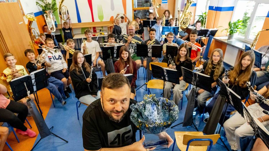 Adam Wolański, dyrygent wasilkowskiej orkiestry, jest bardzo dumny z młodzieży, którą ma pod swoją opieką.