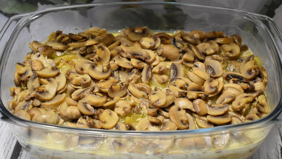 Konkurencja dla ryby po grecku. Sum w sosie śmietanowo-pieczarkowym