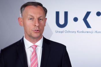 UOKiK oskarża Jeronimo Martins Polska i firmy transportowe. Czego dotyczą zarzuty?