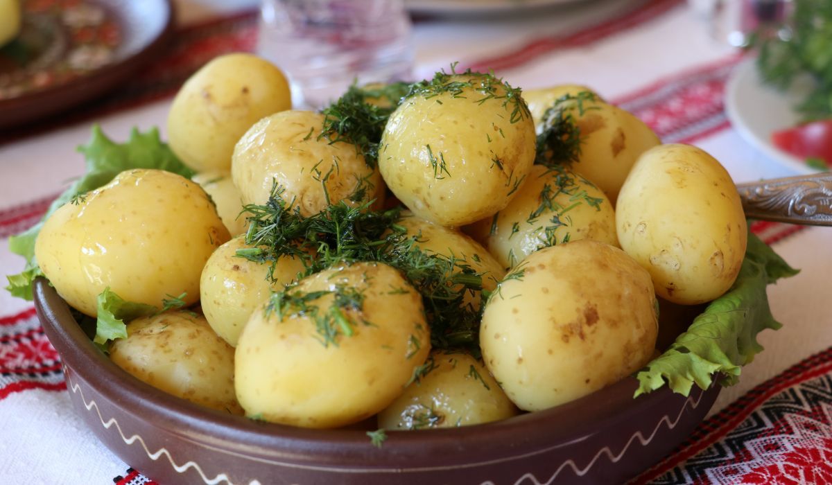 Młode ziemniaki nadadzą zupie wyjątkowego smaku - Pyszności; Foto Canva.com