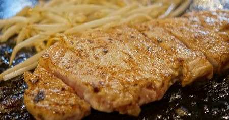 Grillowany udziec wołowy bez kości (mięso i tłuszcz, II klasa mięsa)