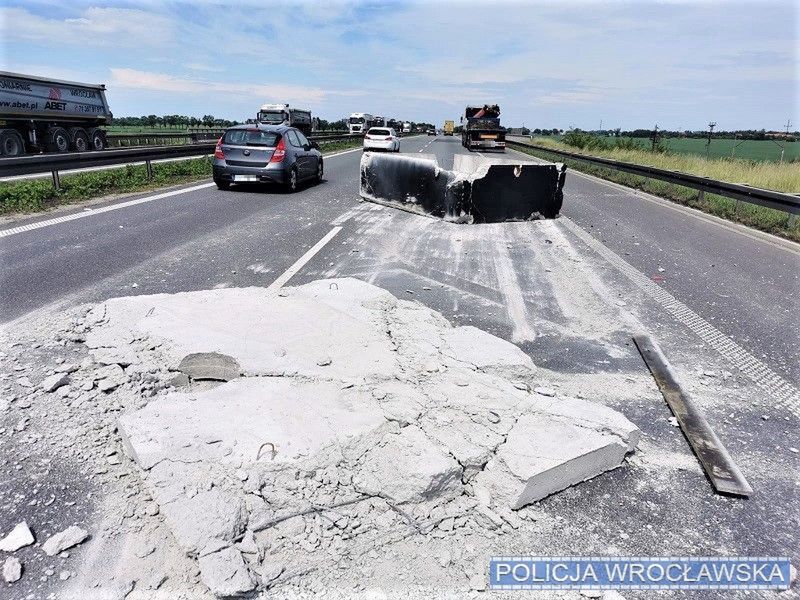 Wrocław. Niebezpieczne zdarzenie na autostradzie A4. Z ciężarówki spadł ładunek