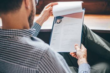 Wysyłają dziesiątki CV, czekają miesiącami. Coraz trudniej tu o pracę
