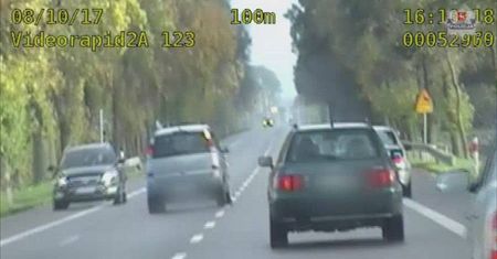Wyprzedał na trzeciego, stracił prawo jazdy. Swoje zachowanie tłumaczył zdenerwowaniem