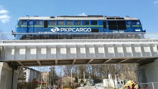 Śląskie. Jedno z przęseł dawnego mostu kolejowego nad Wisłą w Krakowie wykorzystano przy remoncie linii kolejowej do elektrociepłowni Łagisza w Będzinie.