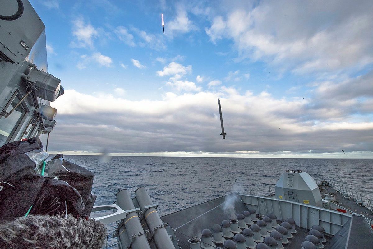 Wystrzelenie pocisków CAMM z fregaty HMS Argyll
