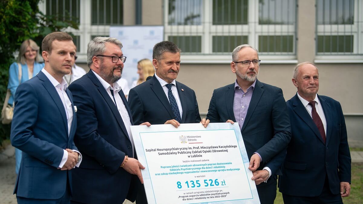 Adam Niedzielski, dyrektor szpitala Piotr Dreher, podsekretarz stanu w MZ Marcin Martyniak oraz członek zarządu Zdzisław Szwed