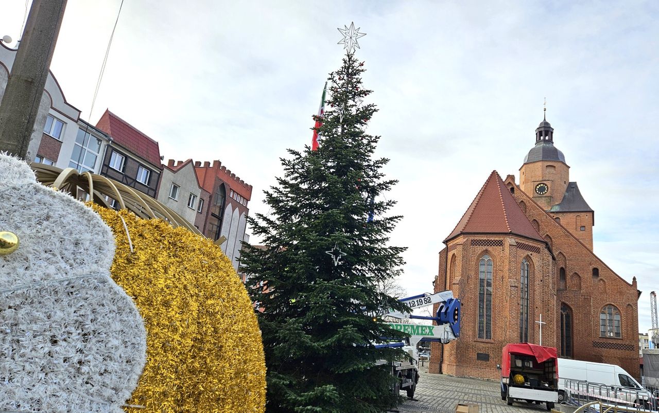 Gorzów stroi się na święta. Choinka już stoi, lodowisko w budowie