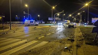 Pięć osób, w tym dwoje dzieci, trafiło do szpitala po zderzeniu na rondzie w Płocku