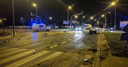 Pięć osób, w tym dwoje dzieci, trafiło do szpitala po zderzeniu na rondzie w Płocku