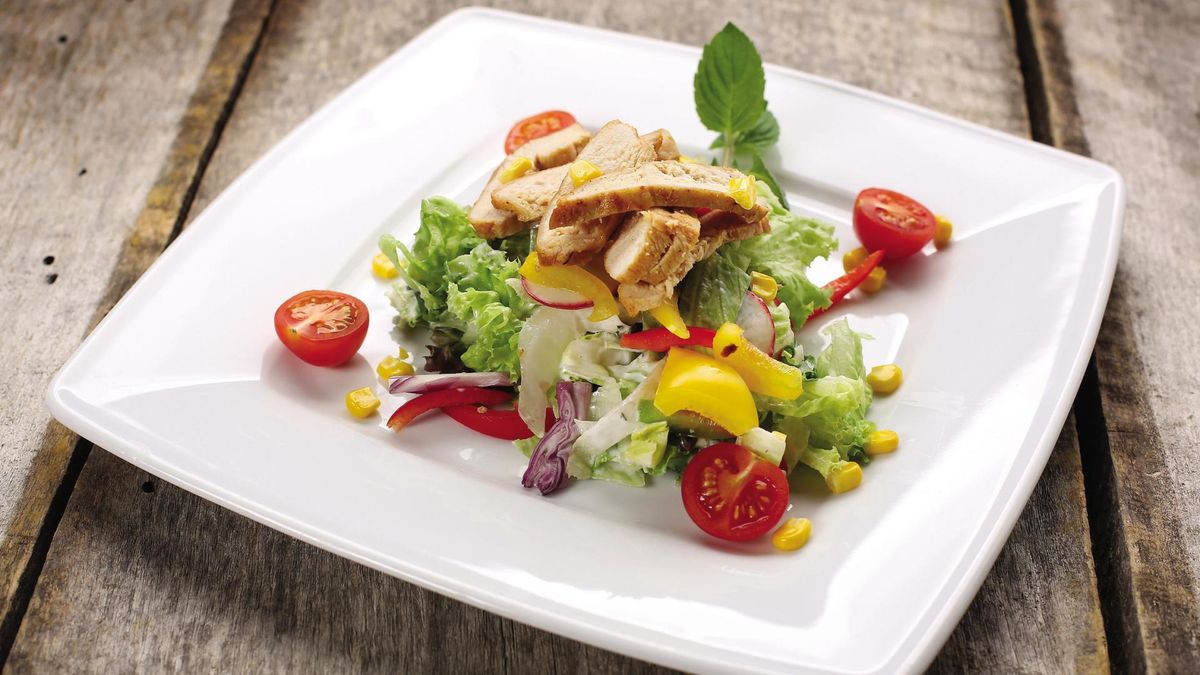 Sałatka z kurczakiem wędzonym to bardzo popularne danie, serwowane zarówno na co dzień, jak i od święta