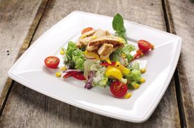 Sałatka z kurczakiem wędzonym – kalorie i wartości odżywcze