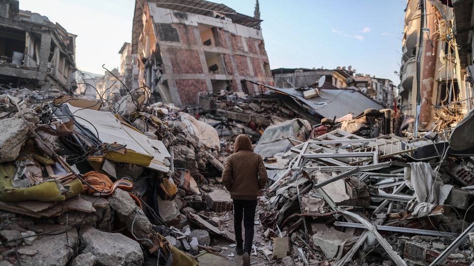 A man walks next to collapsed buildings after a powerful earthquake in Hatay, Turkey, 11 February 2023. More than 24,000 people have died and thousands more are injured after two major earthquakes struck southern Turkey and northern Syria on 06 February. Authorities fear the death toll will keep climbing as rescuers look for survivors across the region. EPA/ERDEM SAHIN Dostawca: PAP/EPA.