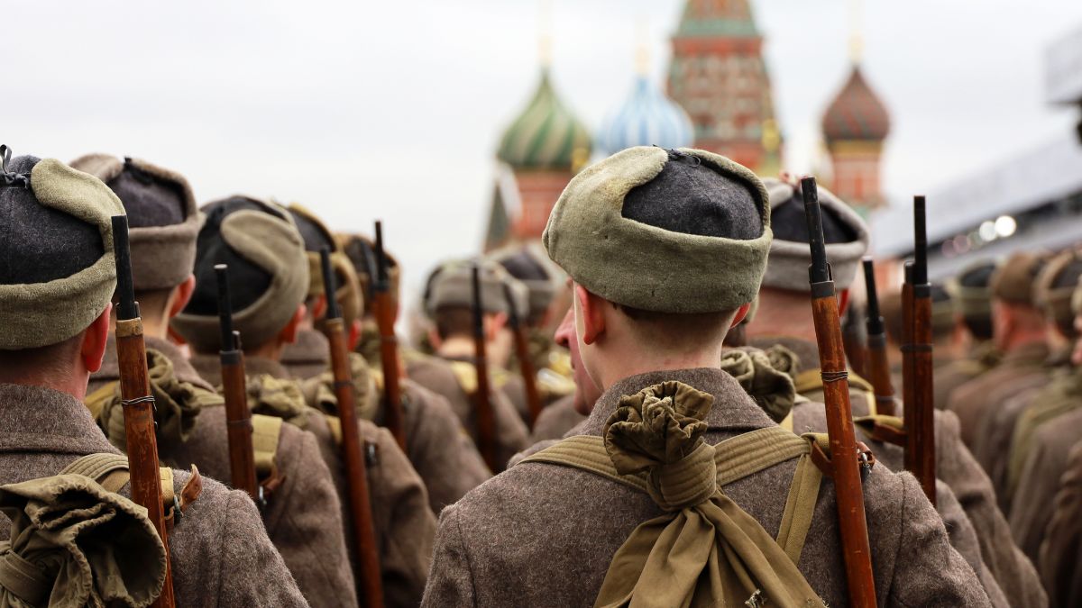 Rosjanie mają rekrutować osoby uzależnione na front w Ukrainie.