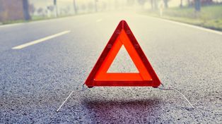 Zderzenie quada z dostawczakiem w Małem Cichem. Jedna osoba trafiła do szpitala