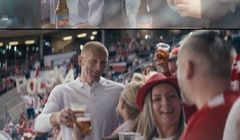 Mateusz Borek i Karol Bielecki "przechodzą na TY" z kibicami w reklamie piwa Tyskie