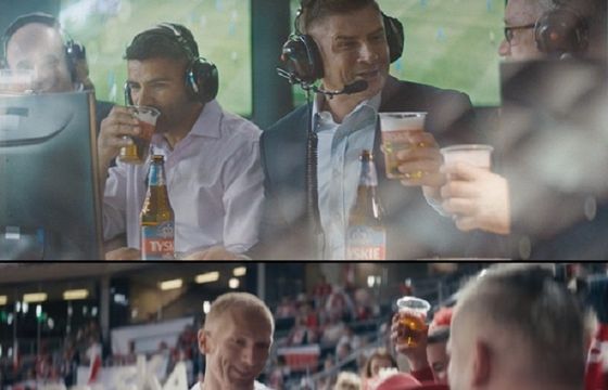 Mateusz Borek i Karol Bielecki "przechodzą na TY" z kibicami w reklamie piwa Tyskie