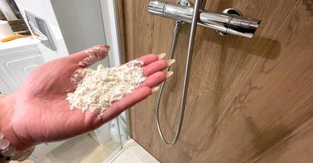 Rozsyp w całej kabinie. Nie ma lepszego sposobu na kamień pod prysznicem