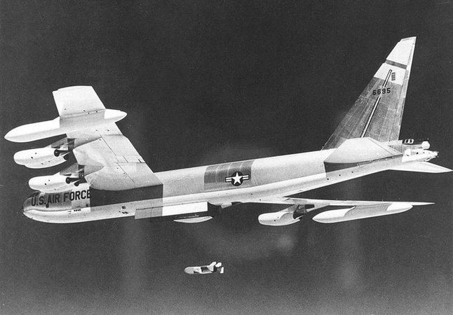 B-52 wypuszcza latający cel ADM-20 Quail