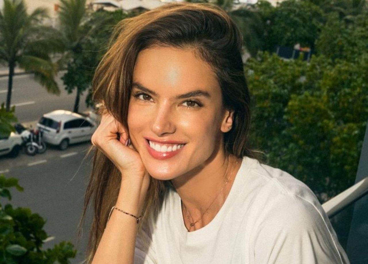 Alessandra Ambrosio zapozowała w ażurowej sukience 