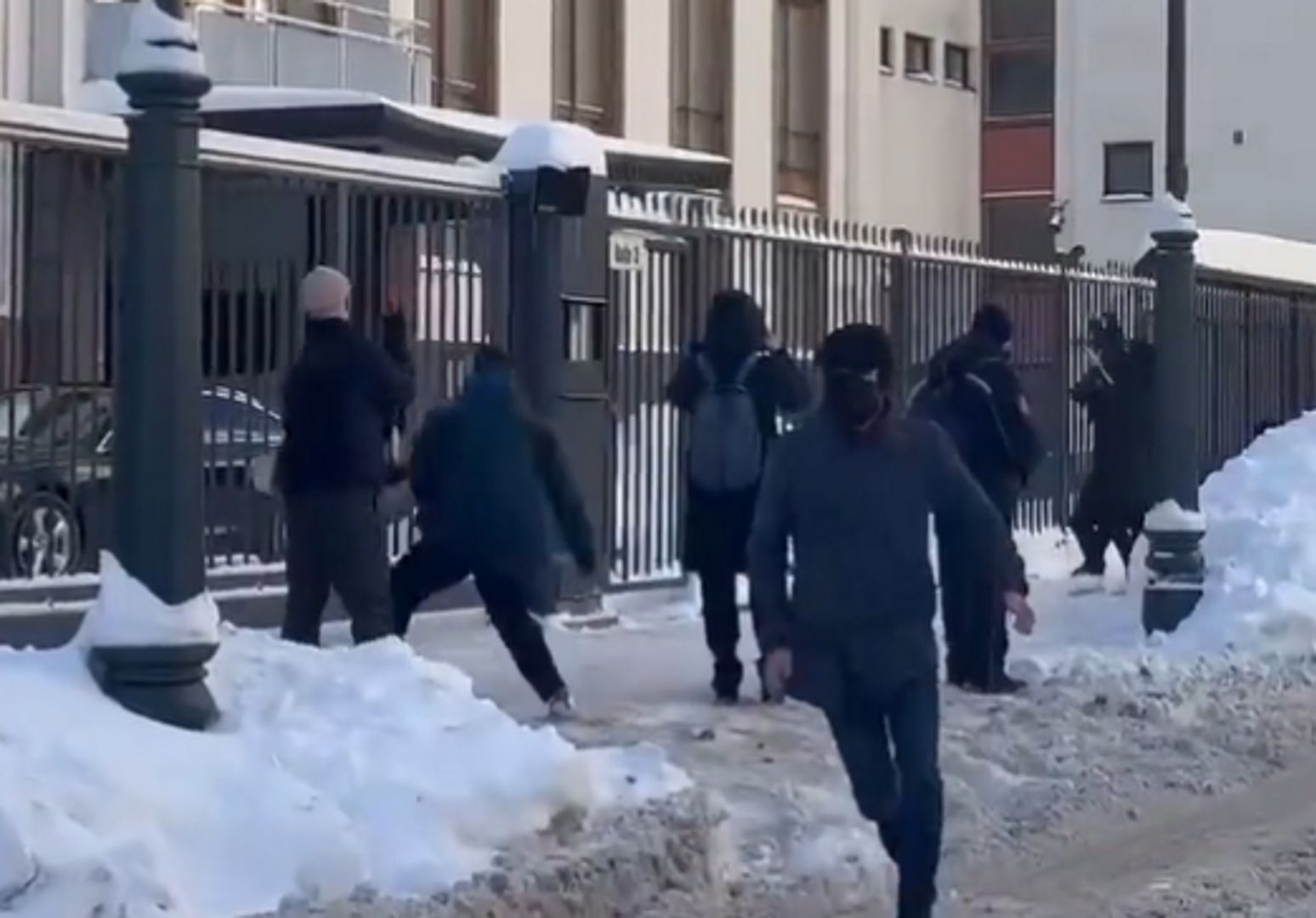 Chwile grozy przed ambasadą Finlandii. Niepokojące obrazki z Moskwy