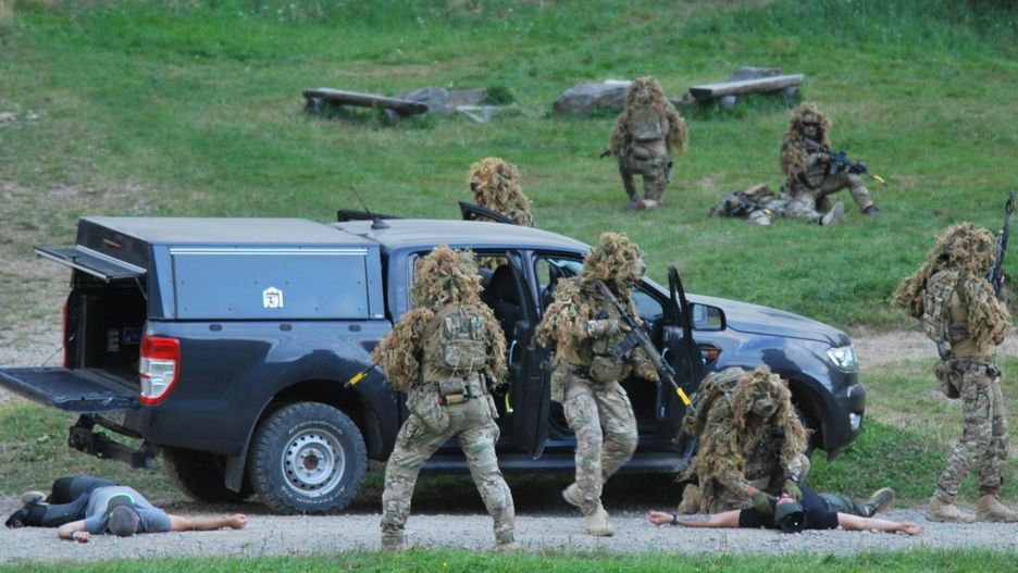Prezentacja umiejętności żołnierzy JW NIL - akcja zatrzymania samochodu, obezwładnienia poszukiwanego osobnika i ewakuacji z miejsca misji.