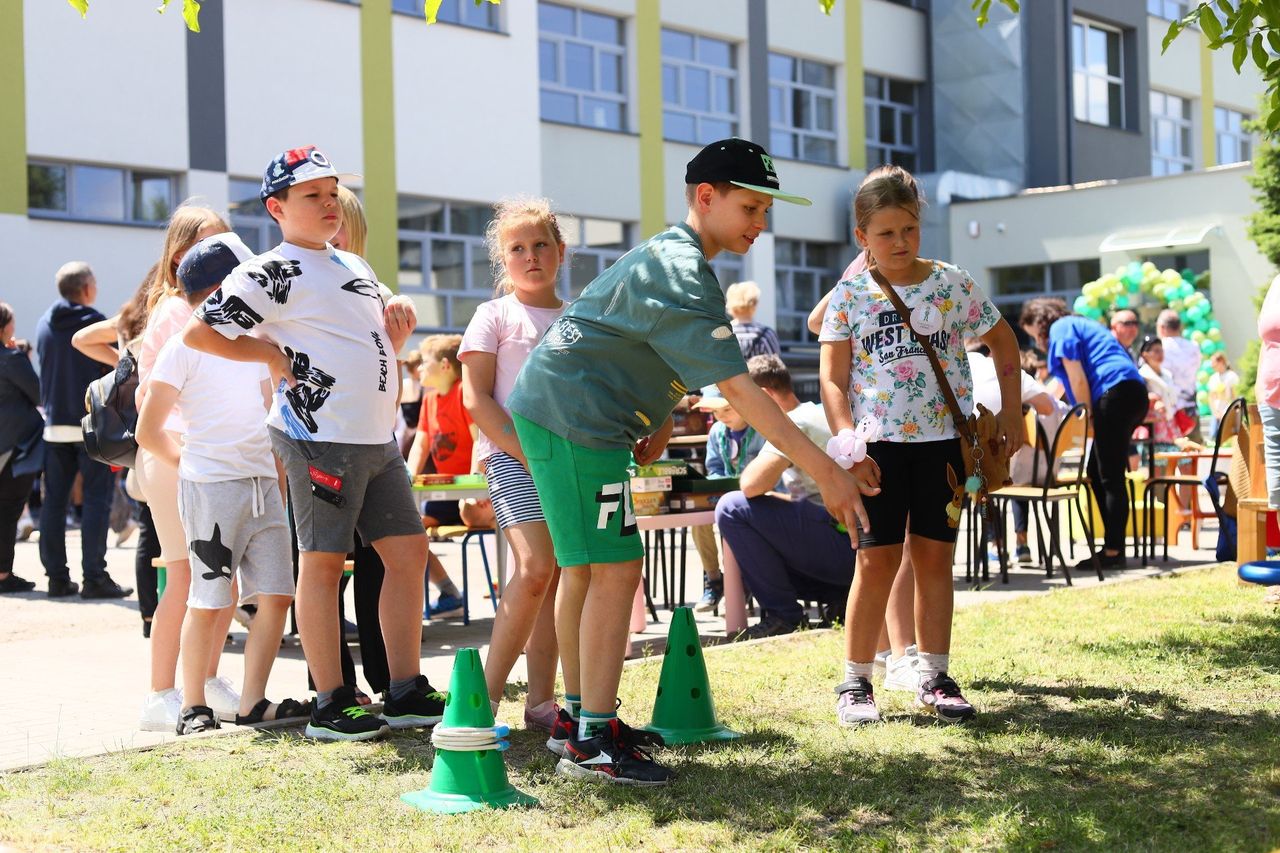 Drugi Piknik Rodzinny w Szkole Podstawowej numer 8 imienia Armii Krajowej w Kielcach. Rodzinna atmosfera i wojskowa musztra