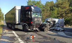 Makabryczny wypadek. Kierowca zginął na miejscu. Był zakleszczony w pojeździe