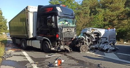 Makabryczny wypadek. Kierowca zginął na miejscu. Był zakleszczony w pojeździe
