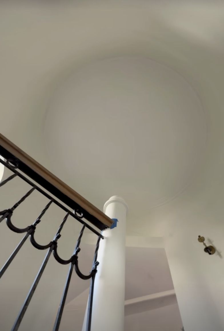 Wysoki sufit z kopułą w domu Książula