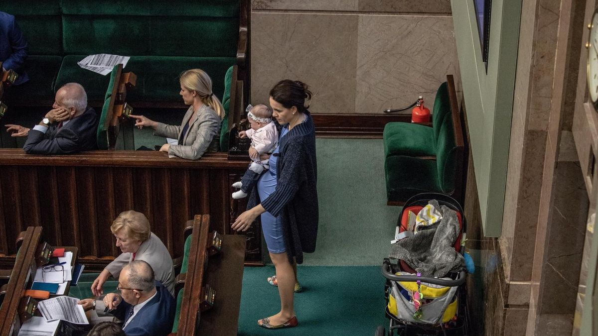 W Sejmie łatwiej niż np. w korporacji łączyć karierę z macierzyństwem