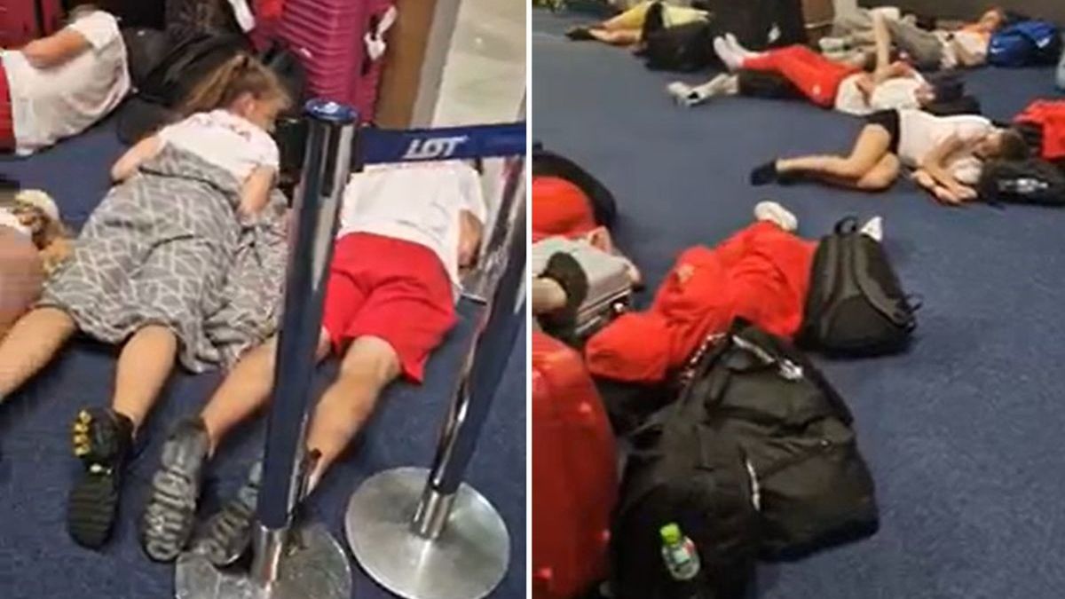 Zdjęcie okładkowe artykułu: Instagram / kristov15  / Na zdjęciu: reprezentanci Polski U-18 spędzili noc na lotnisku