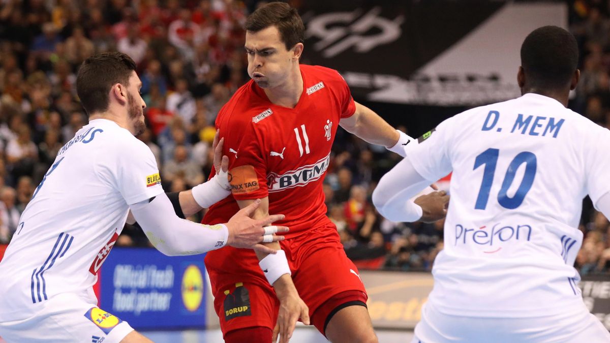 PAP/EPA / FOCKE STRANGMANN / Na zdjęciu: Rasmus Lauge Schmidt (w środku) oraz Ludovic Fabregas (z lewej)