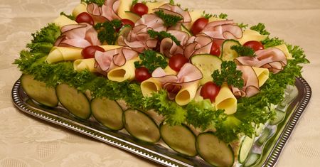Tort z chleba – jak zrobić elegancką przekąskę?