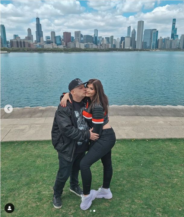 Krzysztof Skiba pozuje z ukochaną w Chicago