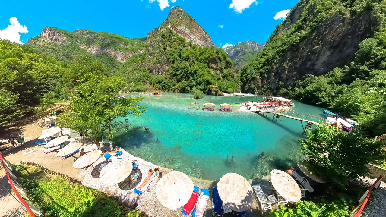 Die Ausblicke vom Ufer des Flusses Shala könnten mit Bildern aus Thailand verwechselt werden.