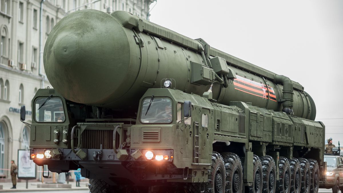 Mobilna wyrzutnia wraz z załadowanym pociskiem RS-24 Jars.