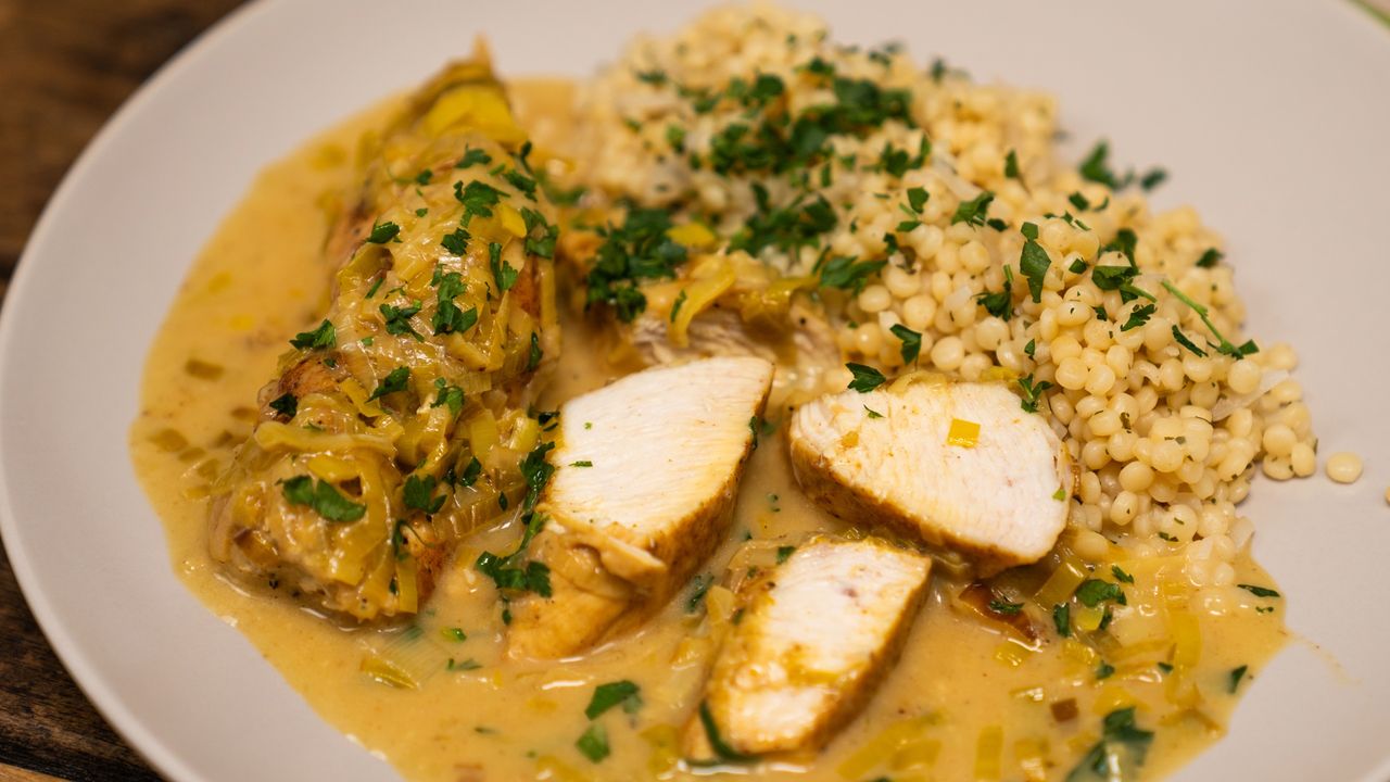 Kurczak curry w sosie porowym rozpływa się w ustach. Mięso to bajka, ale sos jest poezją