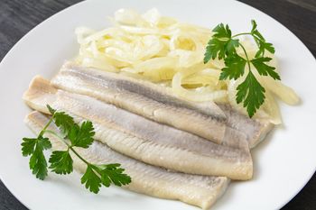 Tyle trzeba moczyć śledzie. Wiele osób popełnia błąd, więc wychodzą niesmaczne i twarde