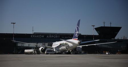 Alarm bombowy na lotnisku w Balicach. SG weszła na pokład