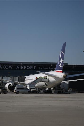 Alarm bombowy na lotnisku w Balicach. SG weszła na pokład