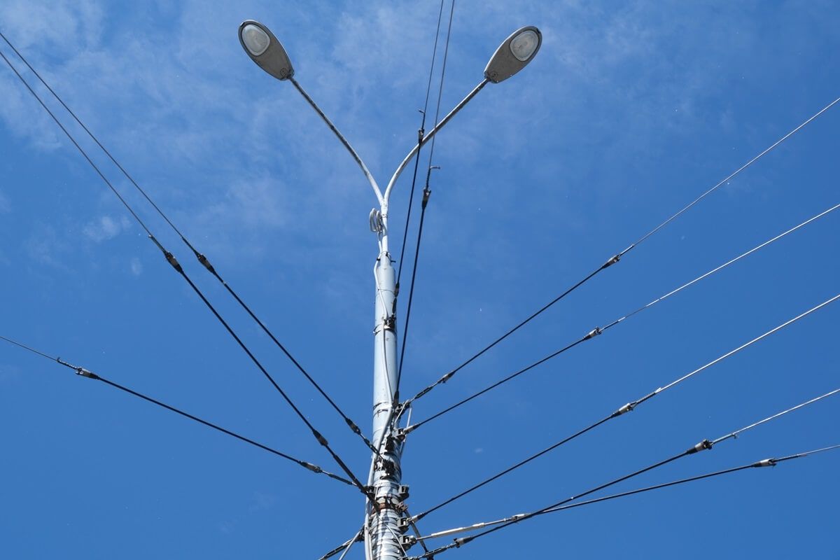 Kabel sięga aż pod oświetlenie