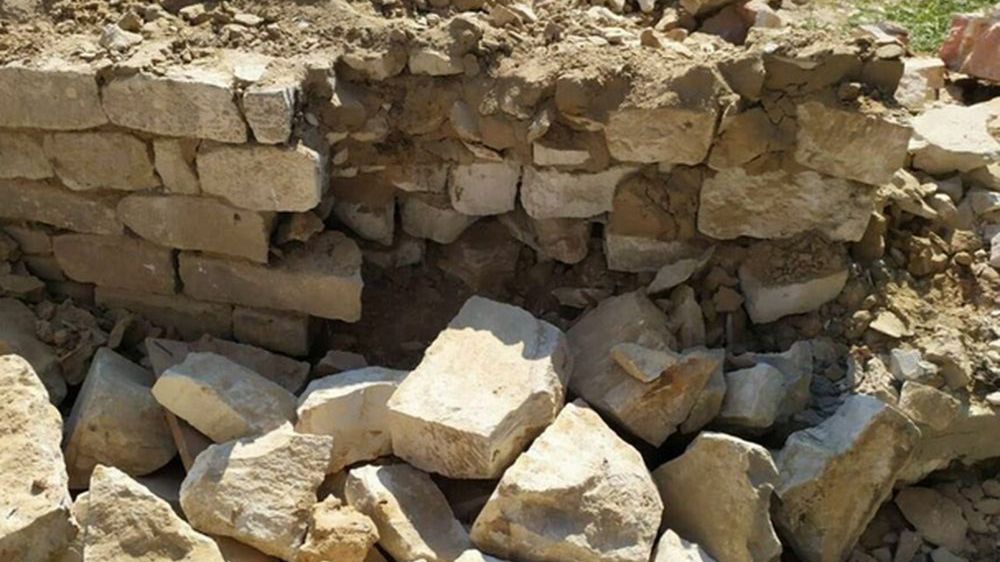 122 sztuki ostrej amunicji oraz elementy broni palnej zostały znalezione przez pracowników podczas rozbiórki budynku w miejscowości Piaski